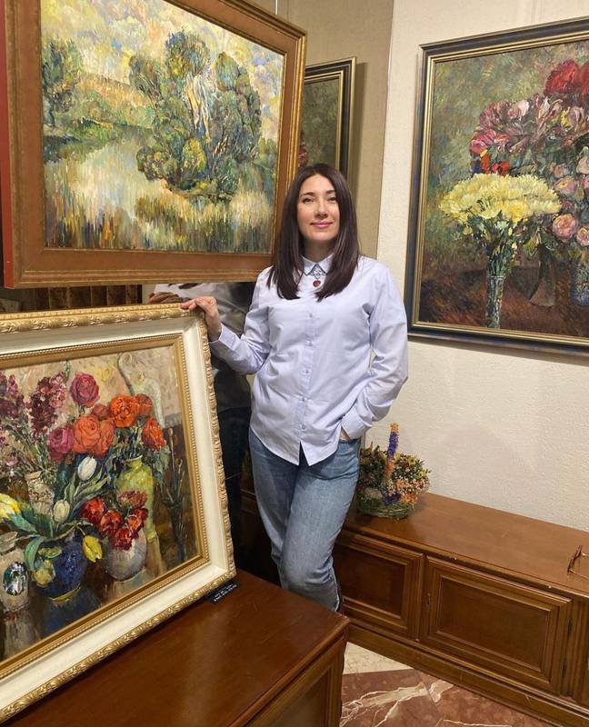Никас Сафронов и Алла обсуждают картины